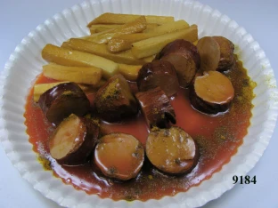 Currywurst rot geschnitten mit Pommes