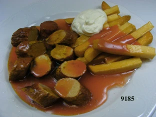 Currywurst weiß m. Pommes u. Majo