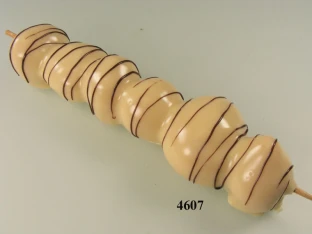 Fruchtspieß Milchschokolade Erdbeere mit Verzierung Lebensmittelattrappe