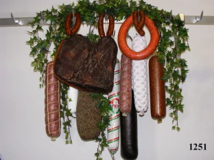 Wurst-u..Schinken-Gehänge aus Lebensmittelattrappen