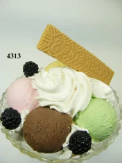 Eiskugeln mit Sahne