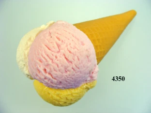 Eistüte m. 3 Eiskugeln
