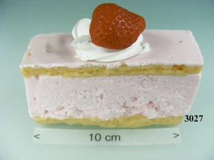 Erdbeer-Sahne-Schnitte aus Kunststoff