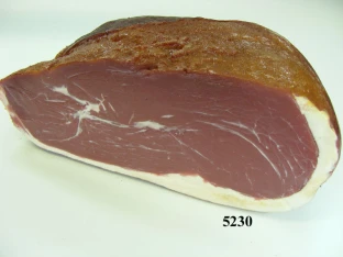Lebensmittelattrappe Knochenschinken angeschnitten