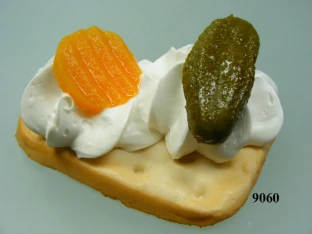 Kräcker mit Cornichons