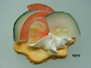 Kräcker mit Gurke und Tomate