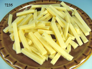 Emmentaler gestiftelt (Menge wie in der Abbildung ohne Teller)