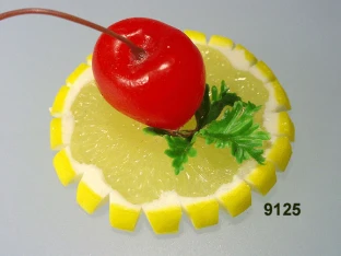 Zitronen-Scheibe mit Herzkirschen